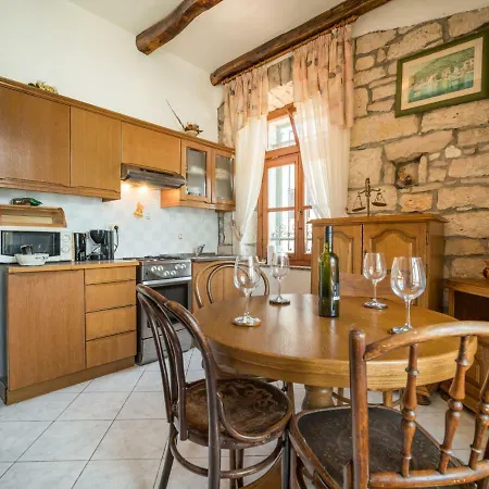 Lucas Apartment Trget